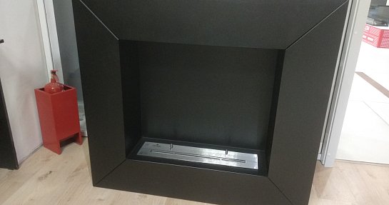 Новый камин в металлическом портале